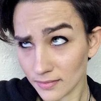 Bex Taylor-Klaus Nahé