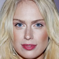 CariDee English Nahé