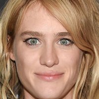 Mackenzie Davis Nahé