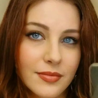 RedheadAnne Nahé
